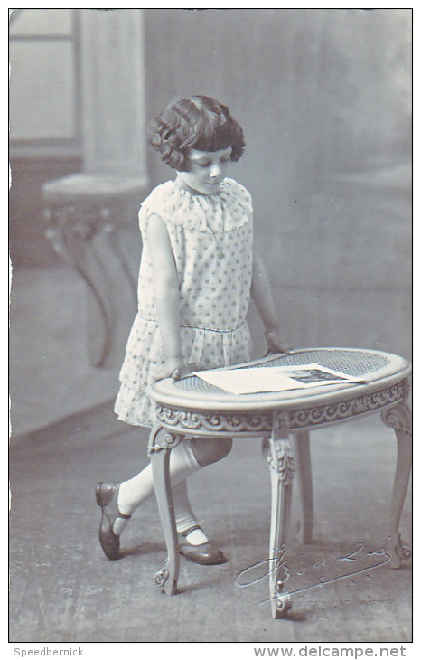 23994 Carte Photo Enfant Fille Fillette  Girl Table - Photographe Bolve Chalon Sur Marne -france - Portraits