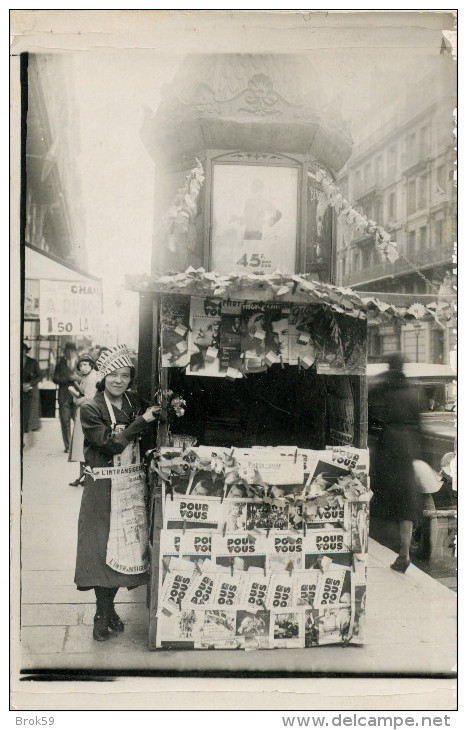 75 PARIS - CARTE PHOTO D UN KIOSQUE A JOURNAUX - MARCHANDE - AVRIL 1933 PENDANT LA FETE DE BIENFAISANCE DU 6 Eme ARRONDI - Petits Métiers à Paris