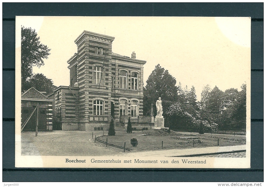 BOECHOUT: Gemeentehuis Met Monument Van Den Weerstand, Niet Gelopen Postkaart (Uitg Augustinus) (GA18883) - Boechout