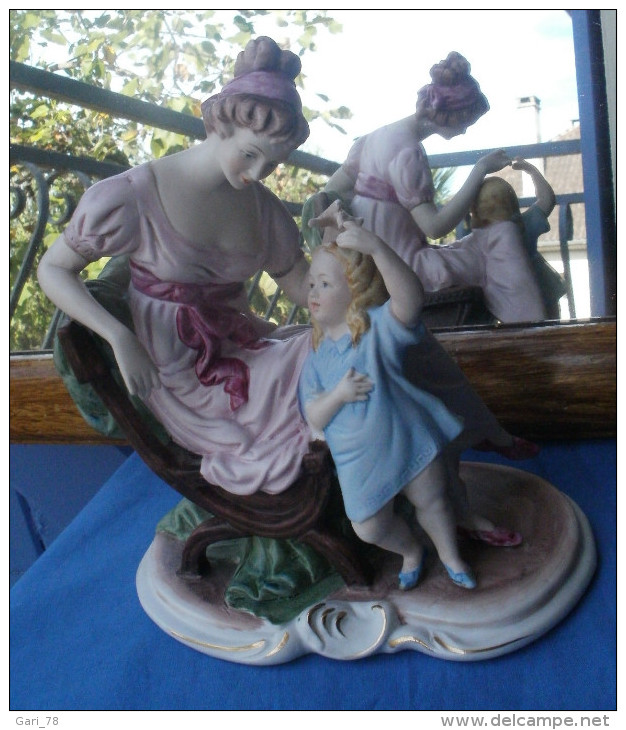 Biscuit Porcelaine Du Japon, Femme Sur Un Banc Et Son Enfant - Autres & Non Classés