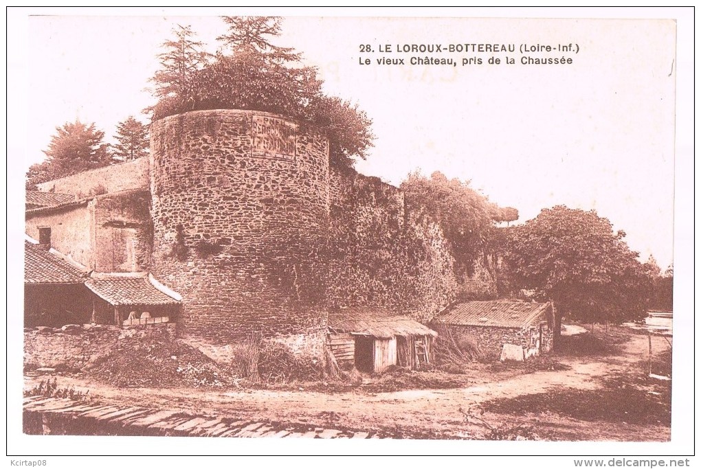 LE LOROUX - BOTTEREAU . Le Vieux Château  , Pris De La Chaussée . - Altri & Non Classificati