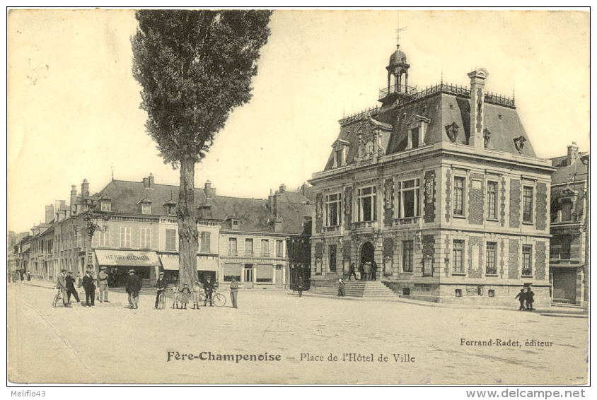 51/ CPA A - Fère Champenoise - Place De L'Hotel De Ville - Fère-Champenoise