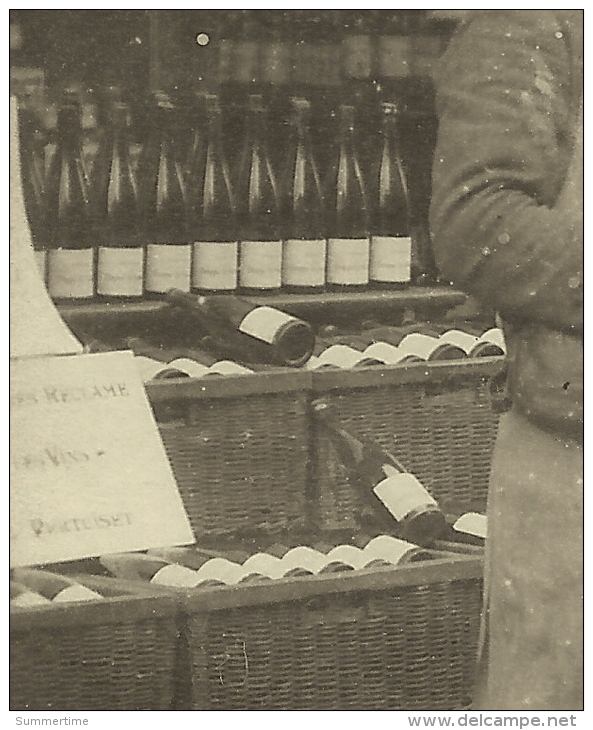 COMMERCE  DE  VINS  ALCOOLS (  Pancarte Dans La  Vitrine :  VINS  DU  PERTUISET )  /  CARTE  PHOTO  Non  Située - A Identifier