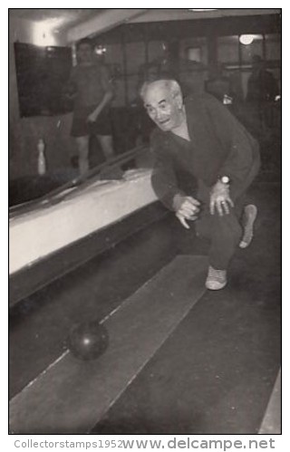 5379- OLD MAN PLAYING BOWLING, POSTCARD - Bowling