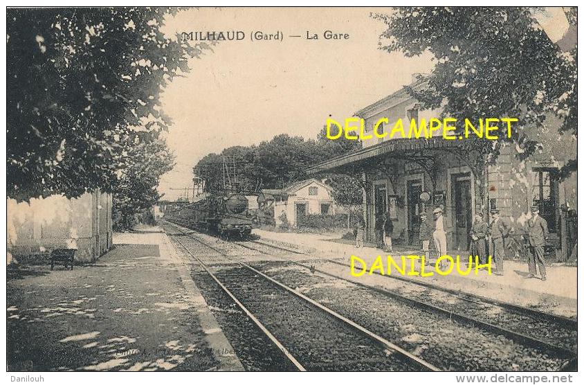 30 // MILHAUD    La Gare   Vue Intérieure, ANIMEE,  Arrivée Du Train - Autres & Non Classés