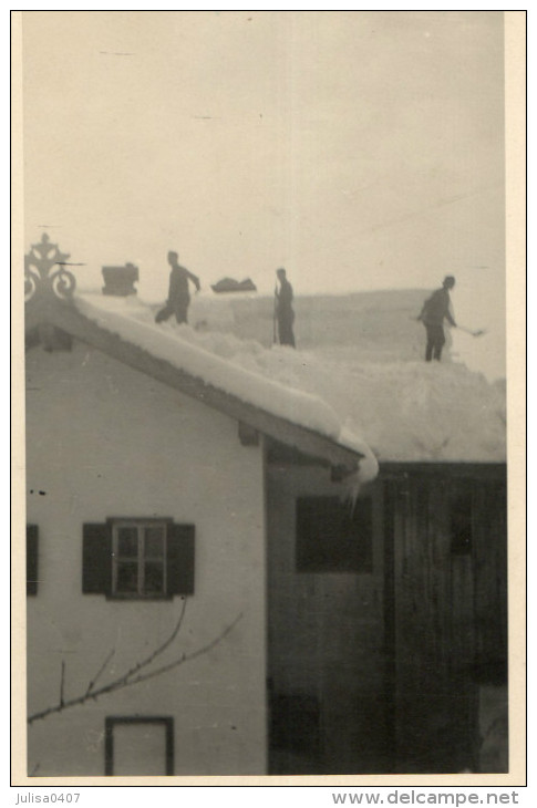 SAINT JOHANN IN TIROL (Autriche) Carte Photo Prisonniers De Guerre 1939-45 Enlevant La Neige D'un Toit - St. Johann In Tirol