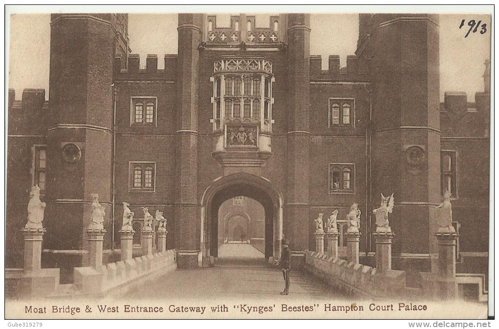 UNITED KINGDOM 1913 - VINTAGE POSTCARD - HAMPTON COURT -MOAT BRIDGE &WEST ENTRANCE GATEWAY WITH "KYNGES´ BEESTES" - ANIM - Middlesex