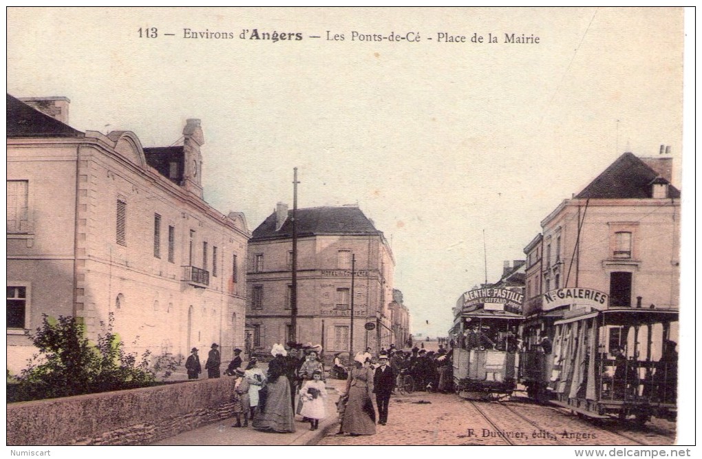 Les Ponts-de-Cé.. Très Animée.. Place De La Mairie.. Tramway.. Pub "Menthe-pastille Giffard".. "Nouvelles Galeries" - Les Ponts De Ce