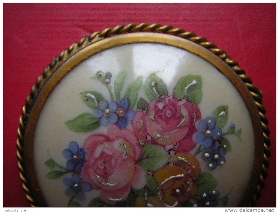 BELLE BROCHE FAIENCE / EMAUX DE LIMOGES   FLEURS    MONTURE EN BRONZE / LAITON   POIDS 20 GRAMMES  DIAMETRE 48 MM - Autres & Non Classés