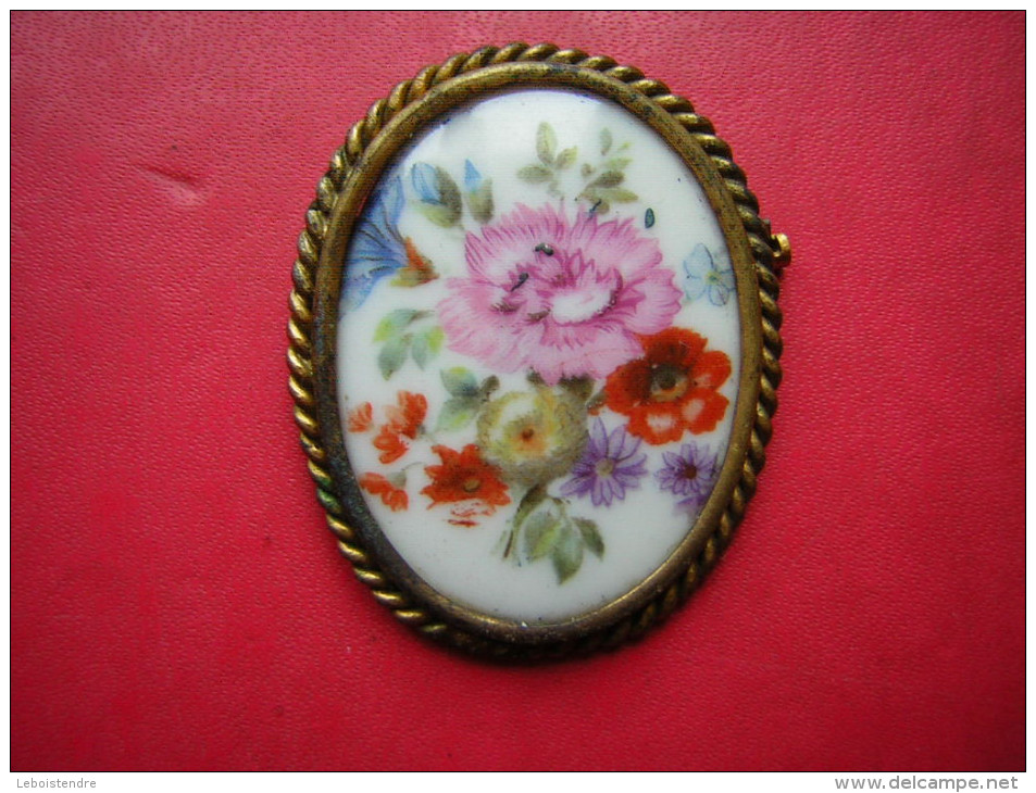 BELLE BROCHE FAIENCE / EMAUX DE LIMOGES   FLEURS    MONTURE EN BRONZE / LAITON   POIDS 12 GRAMMES - Autres & Non Classés