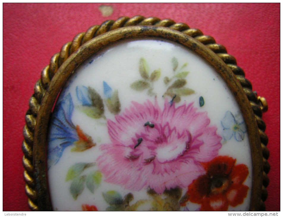 BELLE BROCHE FAIENCE / EMAUX DE LIMOGES   FLEURS    MONTURE EN BRONZE / LAITON   POIDS 12 GRAMMES - Altri & Non Classificati