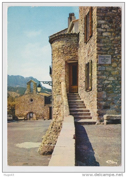 ROQUEBRUNE SUR ARGENS - LA PLACE PERRIN ET LES ANCIENNES FORTIFICATIONS - Roquebrune-sur-Argens