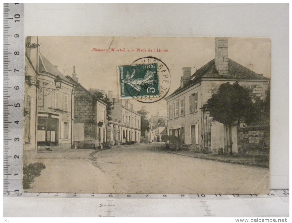 CPA (49) Maine Et Loire -   ALLONNES - Place De L'Union (carte Décollée Et Pliure Petite Déchirure) - Allonnes