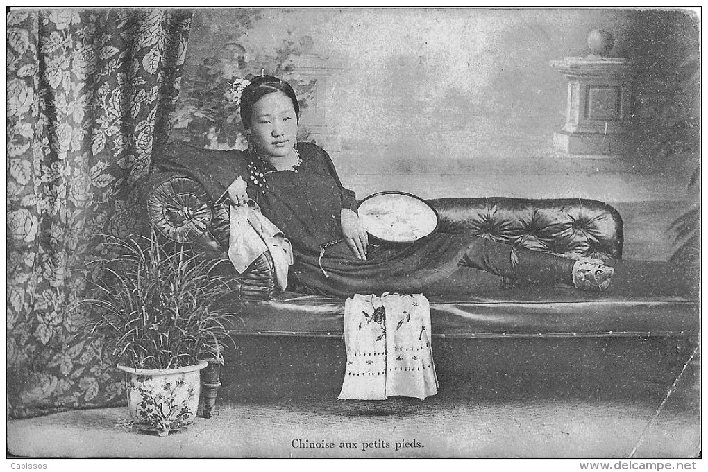 Chinoise Aux Petits Pieds Coin Bas Droit Cassé Autres Coins Arrondis - Unclassified