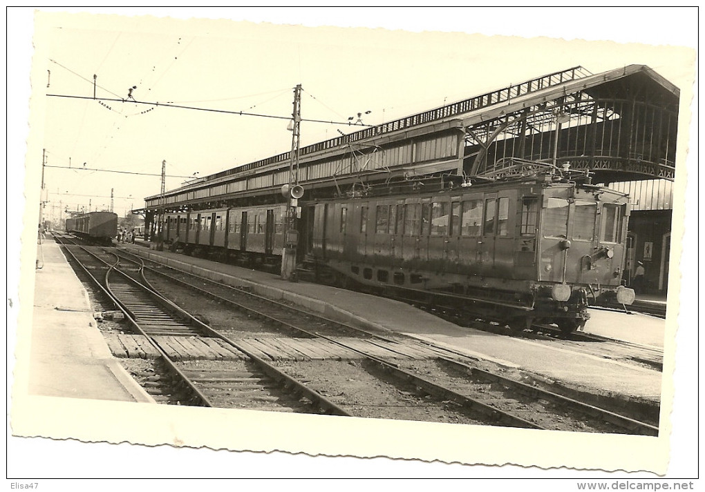 66 PERPIGNAN  LE 30 JUILLET 1955 AUTOMOTRICE SUD EST   L OMNIBUS 606 PERPIGNAN VERNET LES BAINS  EN  GARE - Perpignan