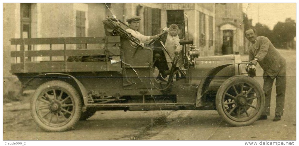 CPA  TRES VIEUX CAMION ANCIEN DANS VILLAGE INDETERMINE , TRES ANIMEE . Voir Recto - Verso    (S898) - Trucks, Vans &  Lorries