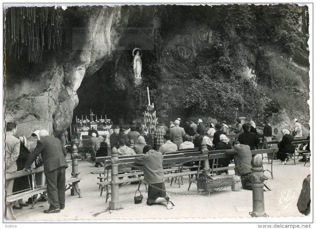 65 Lourdes - La Grotte Miraculeuse 1958 N&B Dentelée - écrite - Timbre Lourdes 20F - 2 Scans - Lourdes