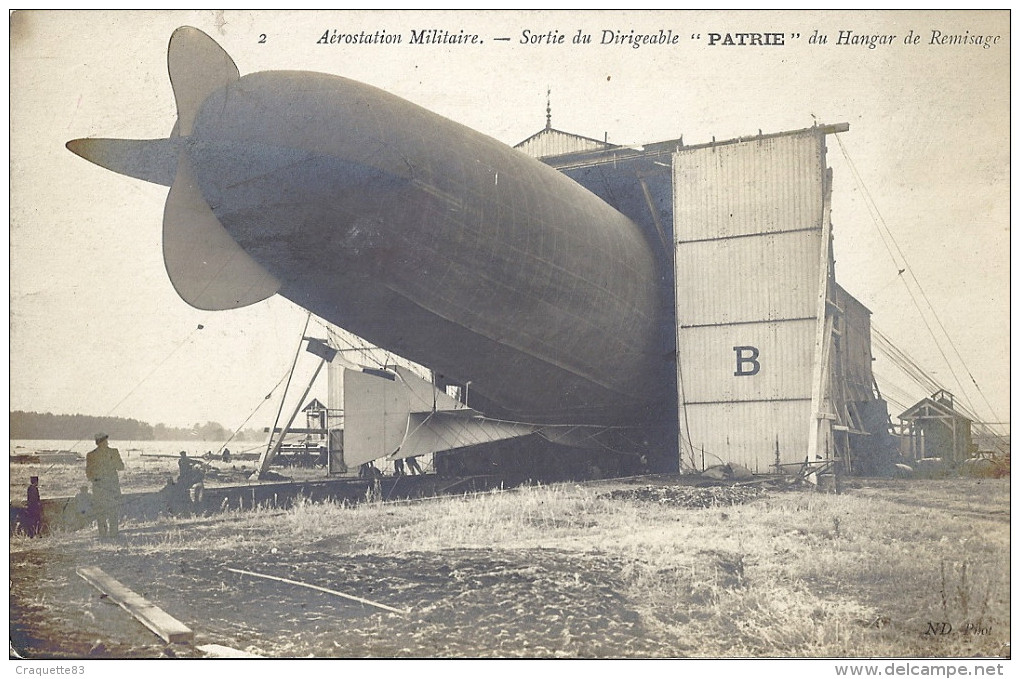 DIRIGEABLE "PATRIE"  SORTIE DU HANGAR DE REMISAGE    BELLE CARTE ANIMEE - Aeronaves