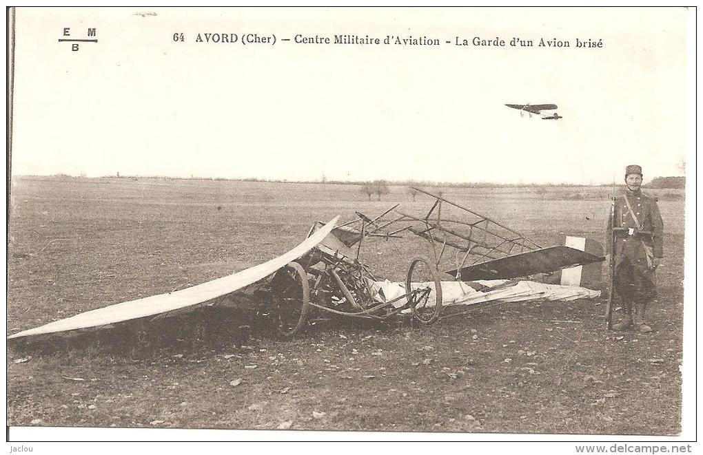 AVORD ,CENTRE MILITAIRE D'AVIATION -LA GARDE D'UN AVION BRISE      REF 40302 - Accidentes