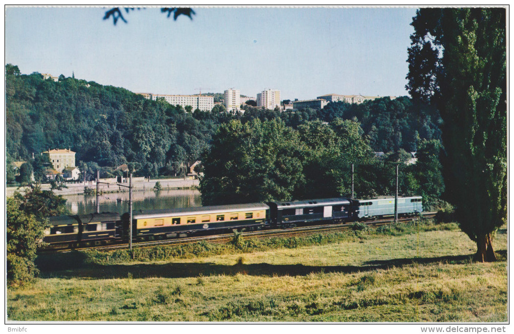 Train :  Splendide Image Des Editions La Vie Du Rail : Le Mistral Près De Lyon - Eisenbahnverkehr