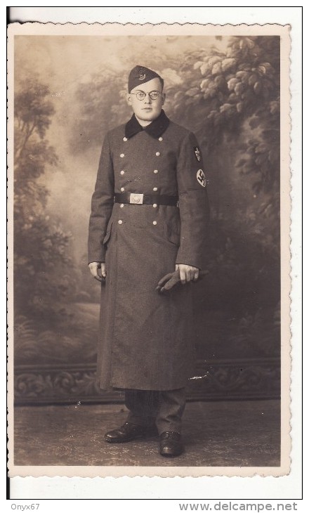 Carte Postale Photo Militaire Allemand En Uniforme-Insigne Régiment 2 ème Guerre-Long Manteau-Ceinturon-Calot- - Weltkrieg 1939-45