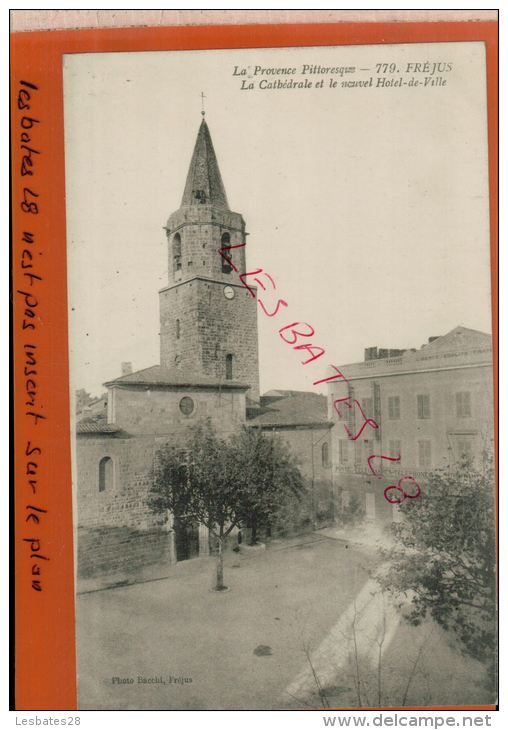 CPA  83    FREJUS   La Cathédrale Et Le Nouvel Hôtel De Ville  Oct 2014 Div 662 - Frejus