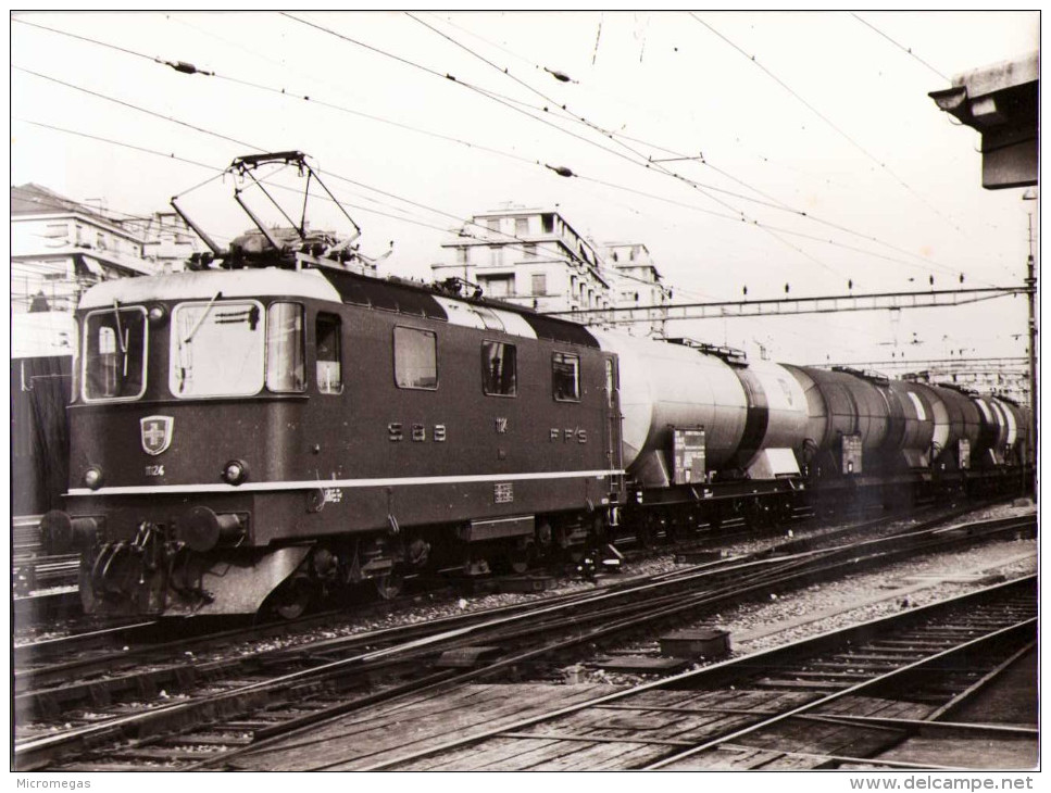 Une Locomotive Re 64/4 II N°11124 Arrive En Gare De Lausanne - Trains