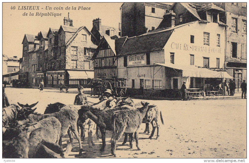 CPA - Lisieux - Un Coin De La Place De La République - Lisieux