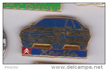 Pin's CITROEN XANTIA  SIGNE ARTHUS BERTRAND ( Pin's Couleur OR) - Citroën