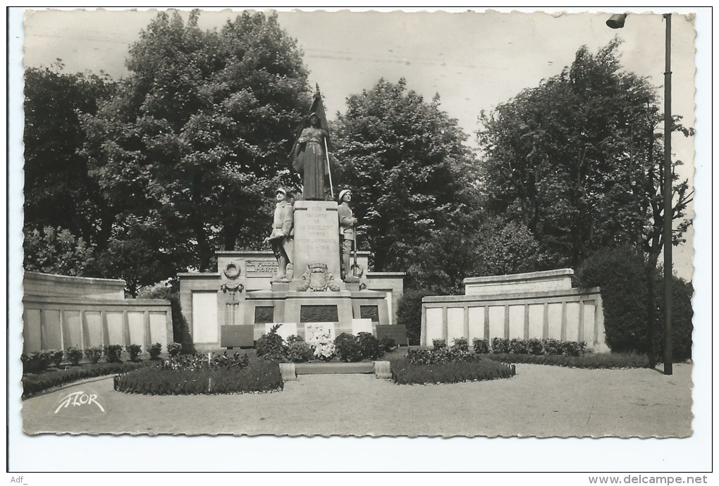 CPSM LA MADELEINE, LE MONUMENT AUX MORTS, Format 9 Cm Sur 14 Cm Environ, NORD 59 - La Madeleine