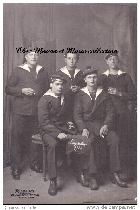 CPA CARTE PHOTO MILITAIRE MATELOTS DE MARINE NOUVEL AN 1926 AMIRAL PAR ROBERT TOULON - Personen