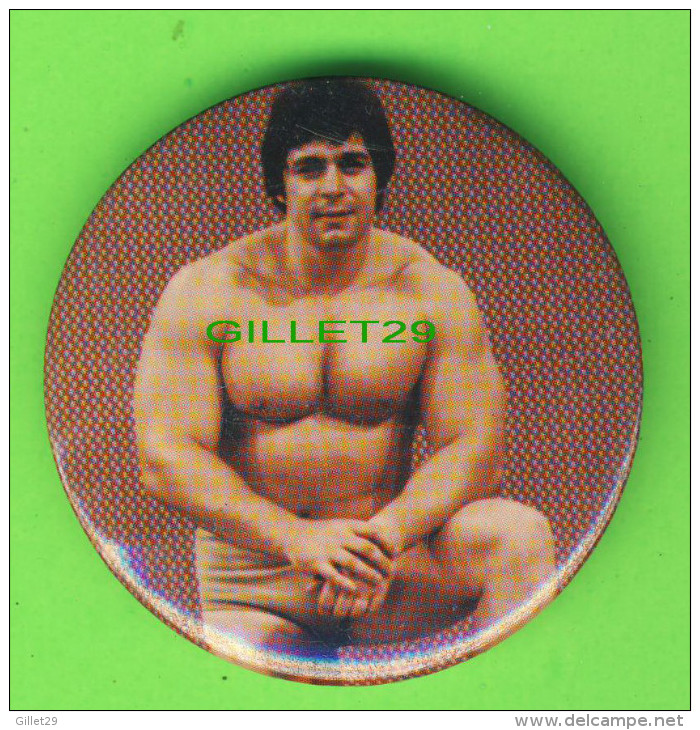 MACARONS - PIN'S, LUTTE - DINO BRAVO - CHAMPION LUTTEUR DU QUÉBEC EN 1980 - DIMENSION 15 Cm DIAMÈTRE - - Ringen