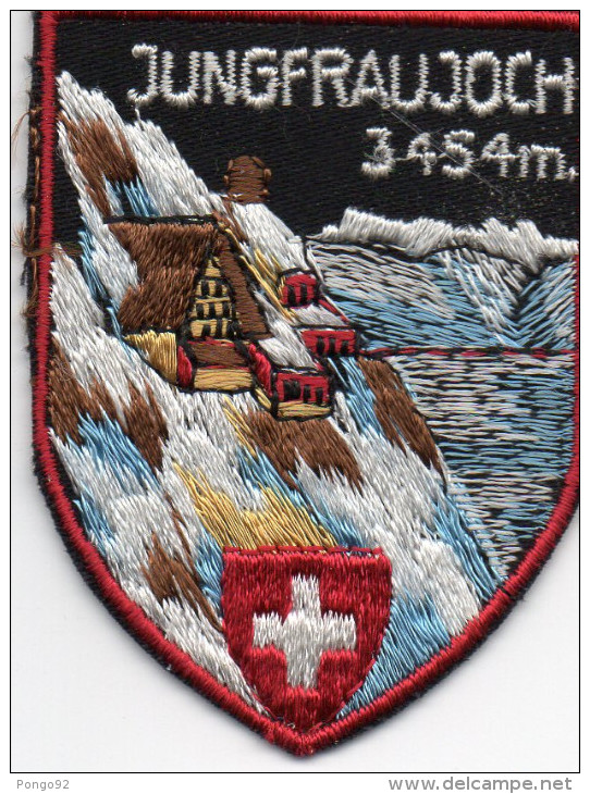 Très Bel écusson Du JUNGFRAUJOCH  -7cmsx5cms- Halets, Lac , Drapeau Suisse ´(suc13) - Ecussons Tissu