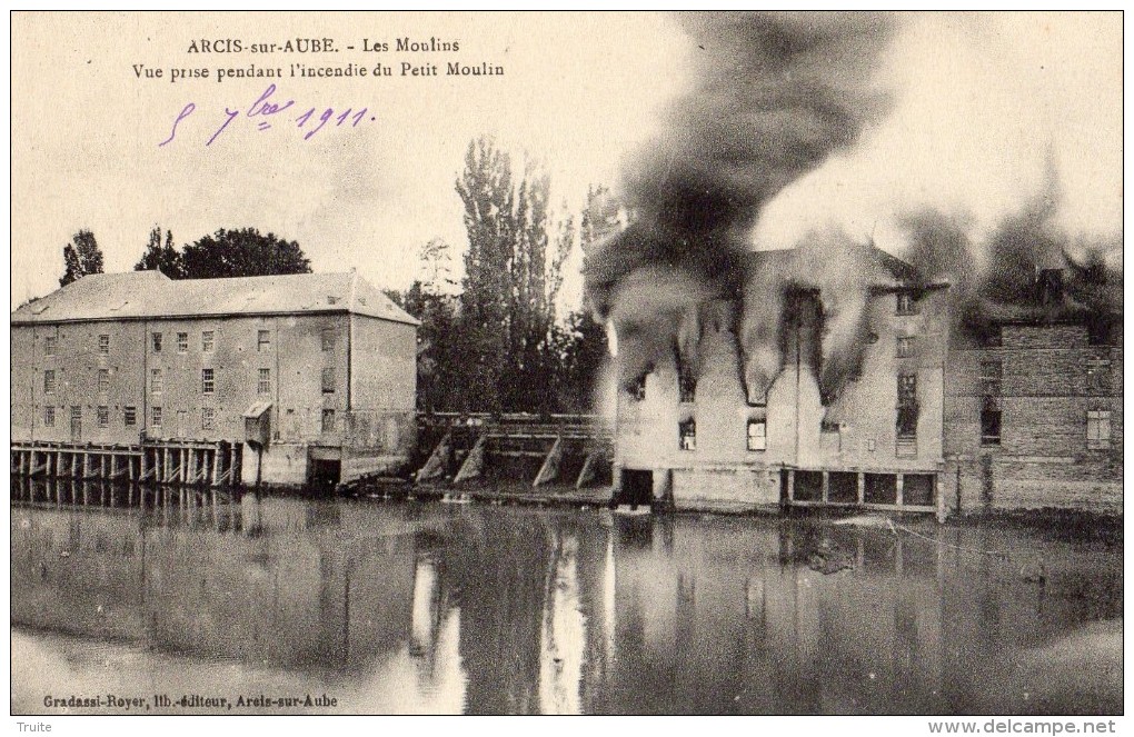 ARCIS-SUR-AUBE LES MOULINS VUE PRISE PENDANT L'INCENDIE DU PETIT MOULIN - Arcis Sur Aube