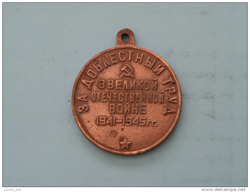 1941 - 1945 ( Red Copper Color Medaille ) WAR MEDAILLON ( Uncleaned - Details Zie Foto´s ) ! - Autres & Non Classés