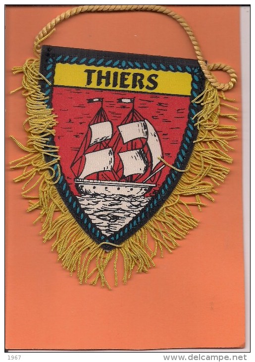 Ecusson  Tissu Ou Fanion   -   THIERS  -    AUVERGNE      - 2 Scans - Patches