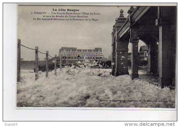 BIARRITZ - Une Grande Marée Devant L'hôtel Du Palais Et Sous Les Arcades Du Casino Municipal - Très Bon état - Biarritz