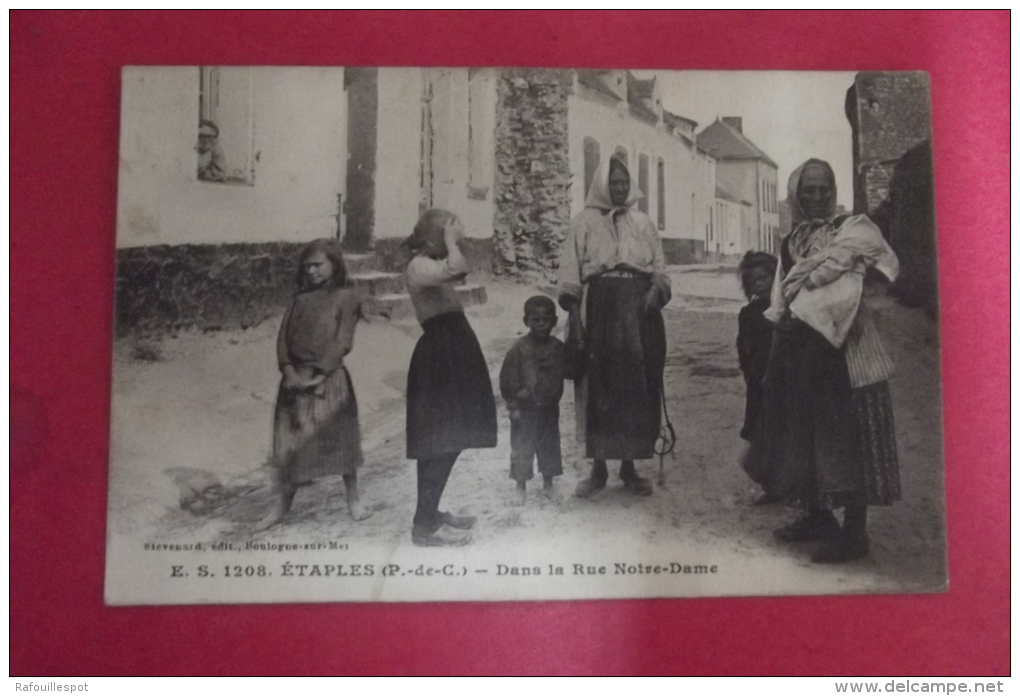 C P Etaples Dans La Rue Notre Dame - Etaples