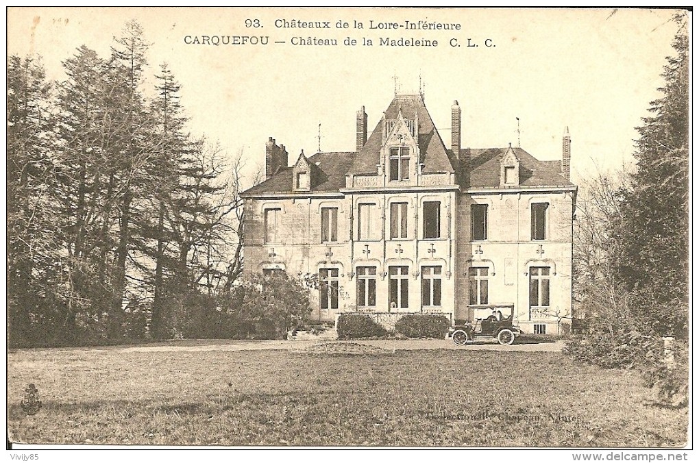 44 - NANTES  CARQUEFOU - Le Château De La Madelaine ( Vieille Voiture Garée Devant ) - Carquefou