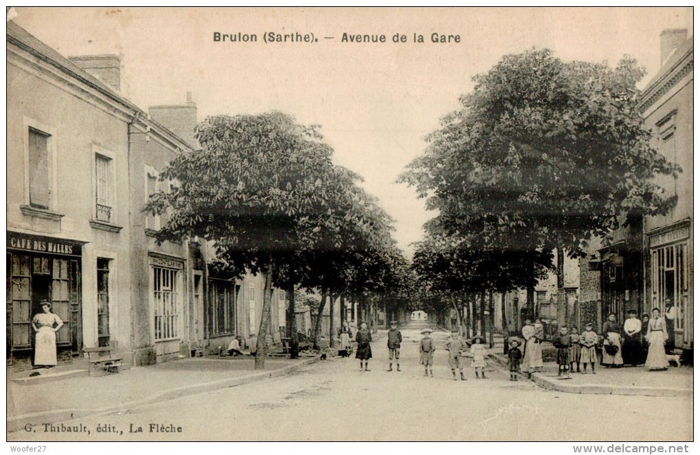 CPA    BRULON    Avenue De La Gare   Avec Ses Commerces ,très Animée - Brulon