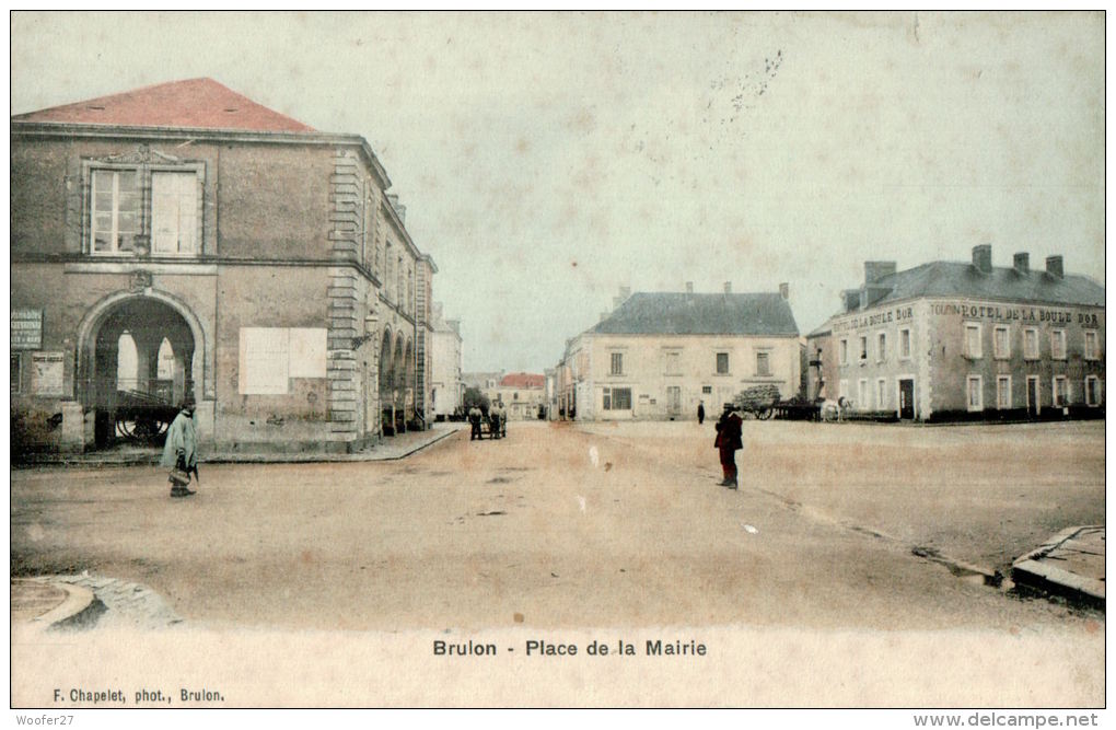 CPA    BRULON     La Place De La Mairie Et Ses Commerces - Brulon