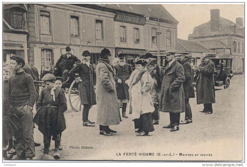 28 - La Ferté-Vidame - Maîtres Et Invités - La Rue Bien Animée - Other & Unclassified