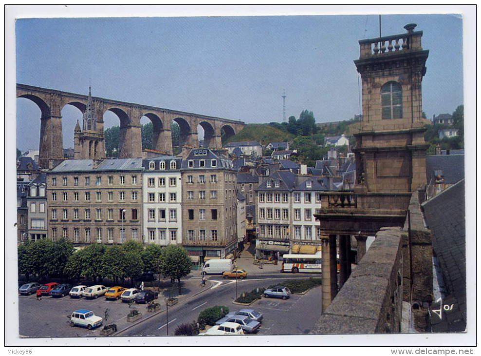 MORLAIX--datée 1988--La Place Des 50 Otages Et Le Beffroi De La Mairie (viaduc,voitures,autocar) --cachet GUICLAN--22 - Morlaix