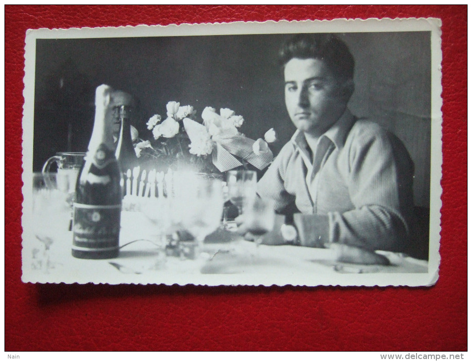 PHOTOGRAPHIE - 10.5 X 6.5 - UN HOMME A TABLE AVEC UNE BOUTEILLE DE CHAMPAGNE - - Photographie