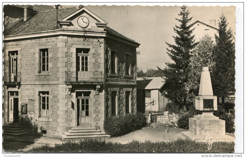 CPSM 43  LE CHAMBON SUR LIGNON LA MAIRIE ET LE MONUMENT AUX MORTS 1956 - Le Chambon-sur-Lignon