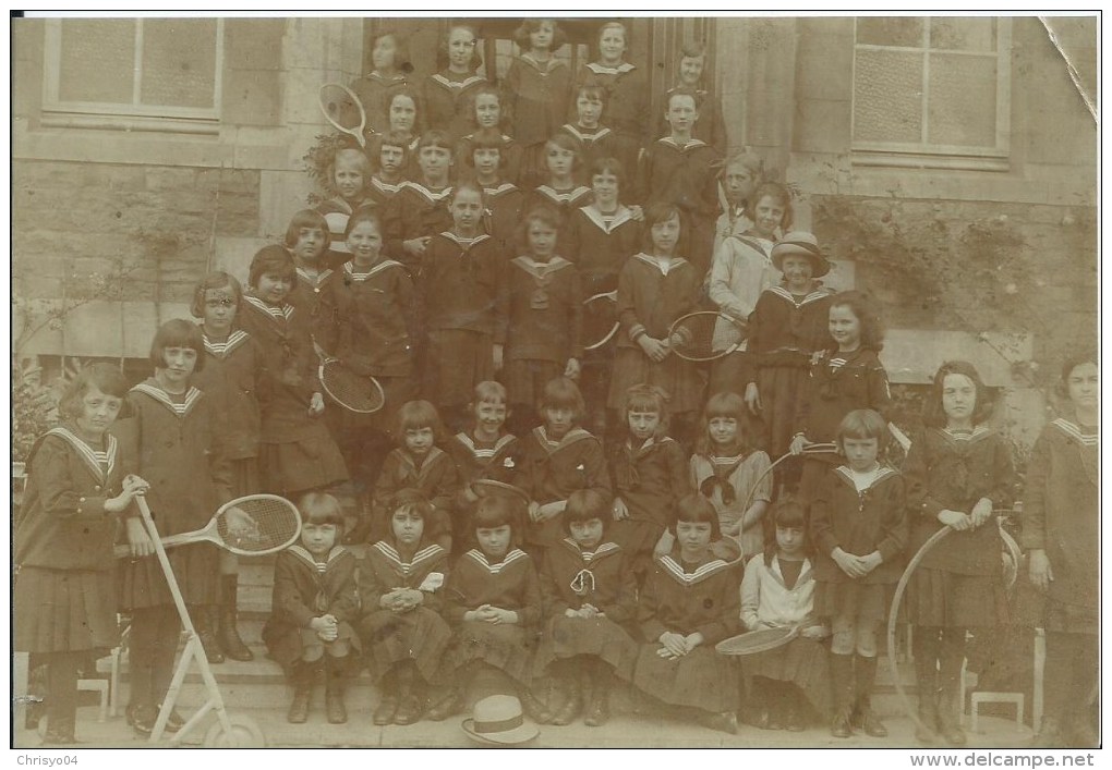 411Di    Photo Groupe De Fillette école Uniforme Raquettes De Tennis Trottinette Cerceaux - Tennis