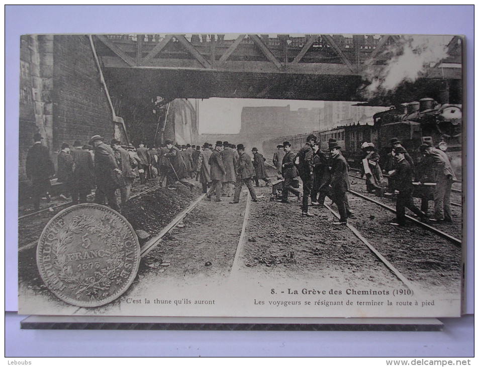 PARIS - GREVE DES CHEMINOTS (1910) - REPRODUCTION - 8 - LES VOYAGEURS SE RESIGNENT DE TERMINER LA ROUTE A PIED - Métro Parisien, Gares