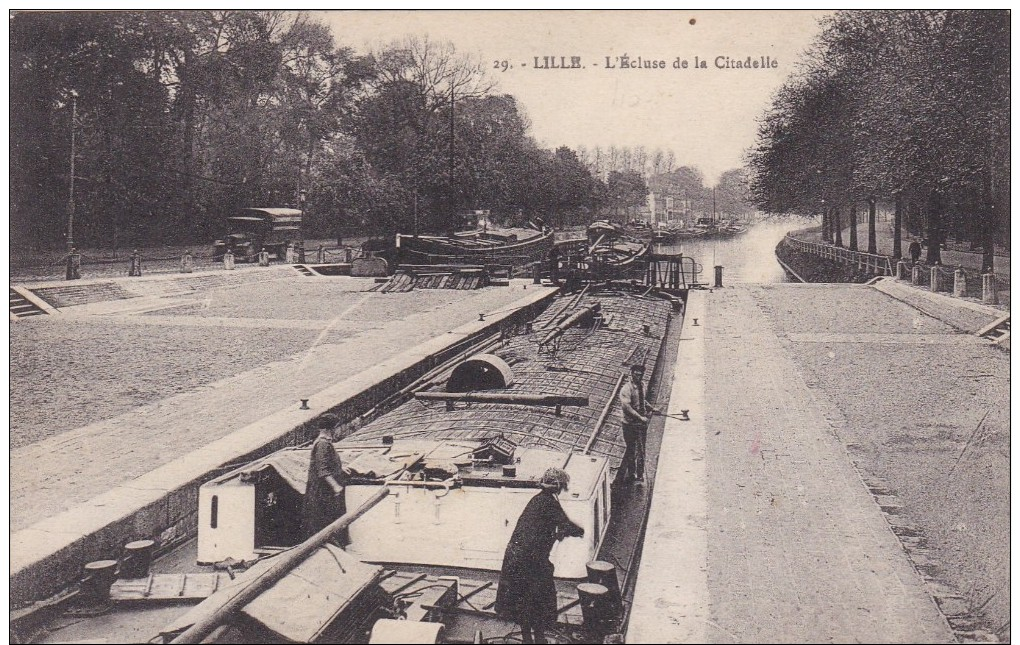 CPA 59 NORD LILLE L'ECLUSE DE LA CITADELLE BEAU VISUEL ANIMEE GROS PLAN PENICHE BATTELIER TRAVAIL METIER A VOIR - Lille