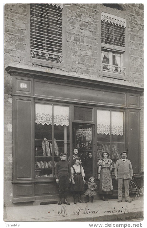 CARTE PHOTO : DEVANTURE D'UNE BOULANGERIE- A. GEAY -  BOULANGER - Métier -  Commerce -Pain - Magasins