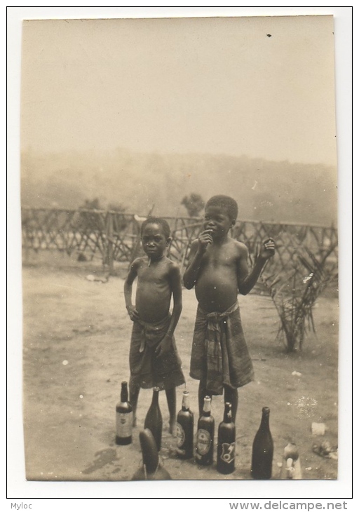 Foto/Photo. Congo. Enfants Africains &amp; Bouteilles De Bière. "Charleville 1925, Les Petits Malafutiers" - Afrique